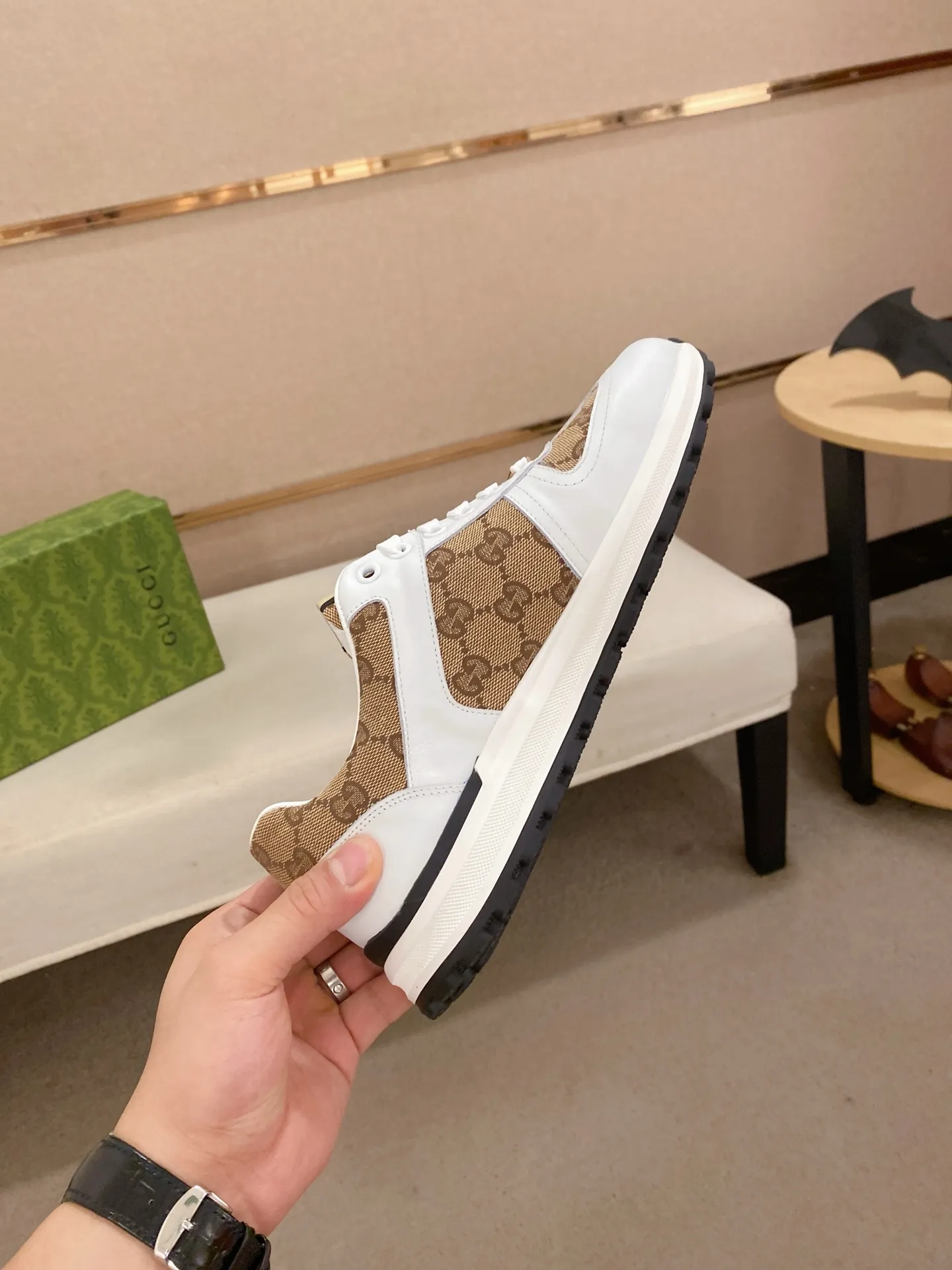 Men's clothing and shoes💰 400💰🇮🇹🇮🇹GUCCI (Gucci) top 🔍🔍 new models are on sale at the same time, the upper 🇮🇹 is imported Italian first-layer cowhide, the lining is fully imported sheepskin 💪💪, completely 1⃣️compared 1⃣️Reproduction🇮🇹💪💪, ⚠Sole: The original sole is specially provided by the original factory, the exclusive movable molded sole is super comfortable, ⚠Original factory follow-up goods, 🔍🔍high quality, you can enter and leave the counter at will, welcome to compare⚠. Code number: 38-44 (45 is custom-made and cannot be returned or exchanged)